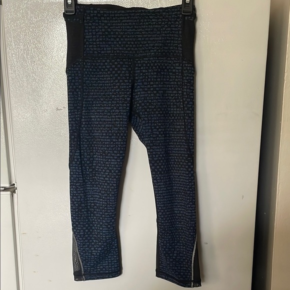 Lululemon Size 2 Black and Blue Patterned Crop Leggings - Picture 1 of 9